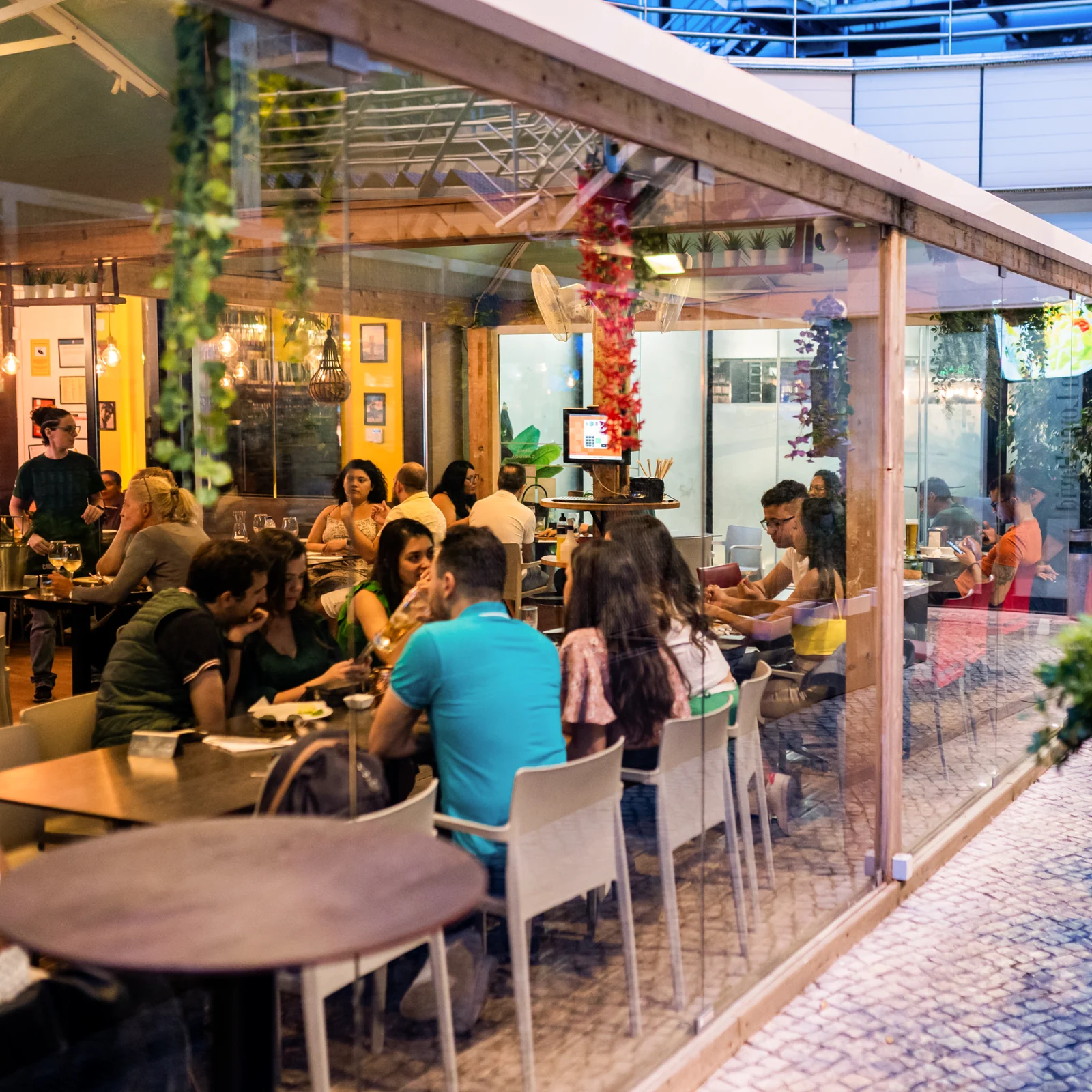 Fotografia real de clientes no Boteco Dona Luzia